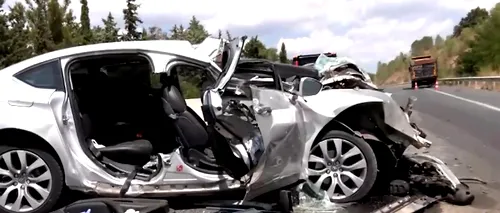 VIDEO | O maşină cu numere de Cluj, implicată într-un accident mortal lângă Salonic. Părinţii au murit, cei doi copii sunt grav răniţi