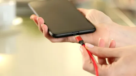 De ce nu e bine să-ți încarci telefonul până la 100%. Greșeala zilnică ce scurtează viața BATERIEI