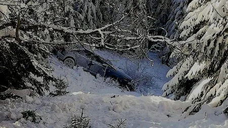 Descoperire neașteptată în Munții Bucegi! O mașină abandonată a fost găsită într-o râpă
