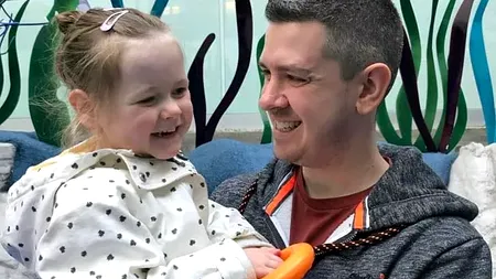 Și-a așezat fetița în pat pentru a o culca, iar peste câteva ore a găsit-o fără suflare. Povestea tragică a unui tată și a fiicei sale