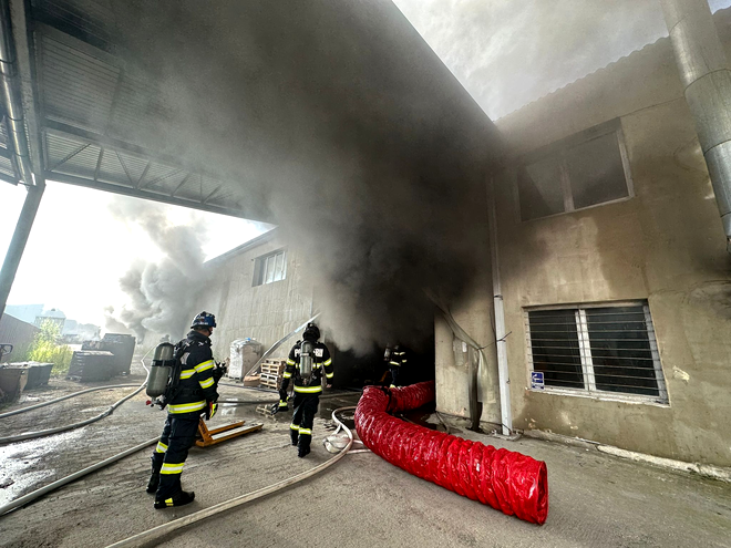 Incendiu puternic, cu victime, la o hală de calculatoare, în Mureș. A fost trimis mesaj RO-ALERT / Sursa foto: ISU Mureș
