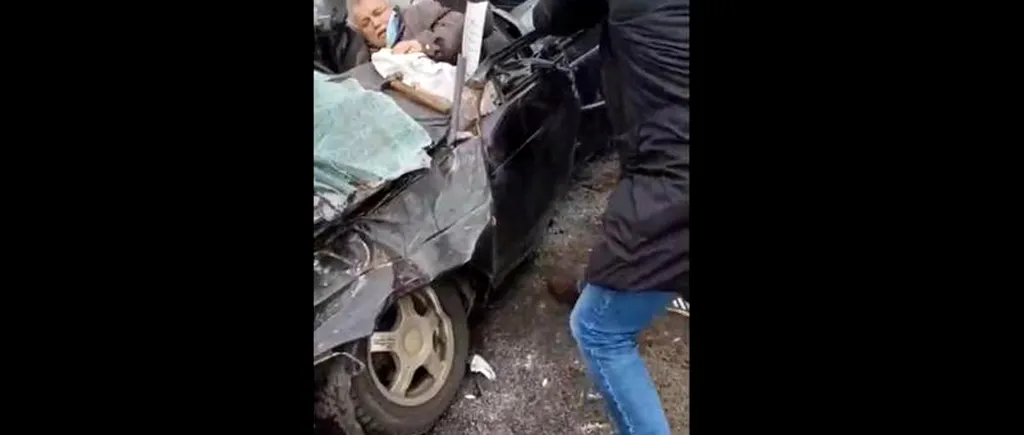 VIDEO| Imagini cutremurătoare pe străzile Kievului. Un tanc rusesc strivește o mașină condusă de un civil