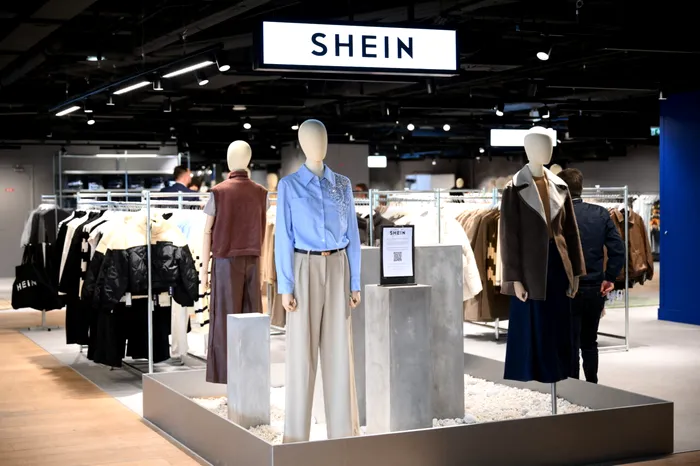 Primul magazin fizic al gigantului Shein a fost deschis azi, la Bazar de l'Hotel de Ville din Paris, pe 5 noiembrie 2025. Deschiderea magazinului a fost marcată de scandalul păpușilor sexuale