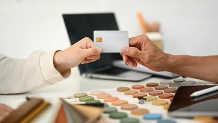 Câți bani vor plăti persoanele care scot 2.000 de lei de la bancomat, dacă se aplică taxa universală pentru tranzacțiile cu cardul
