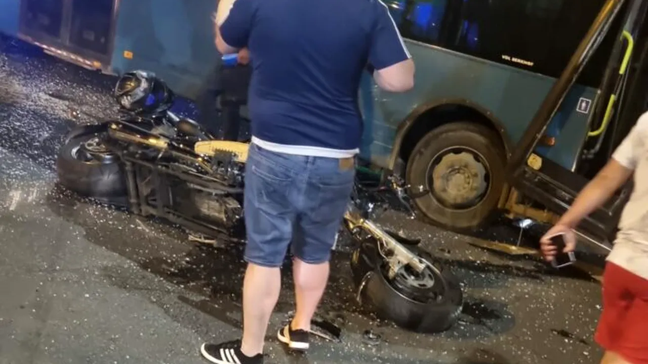 Un motociclist a fost grav rănit, după impactul cu un autobuz pe un bulevard din Voluntari
