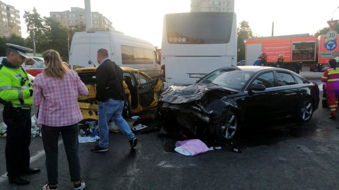 FOTO. Grav accident de circulație în Constanța. Șapte adulți și un bebeluș au ajuns la spital / Un microbuz, un autocar și două autoturisme, implicate