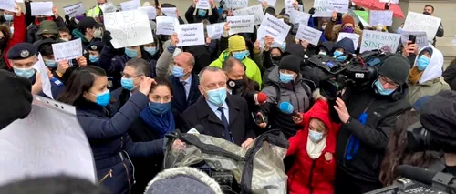 Elevii au ieșit în fața liceului „Gheorghe Șincai” să protesteze! A venit și ministrul Educației