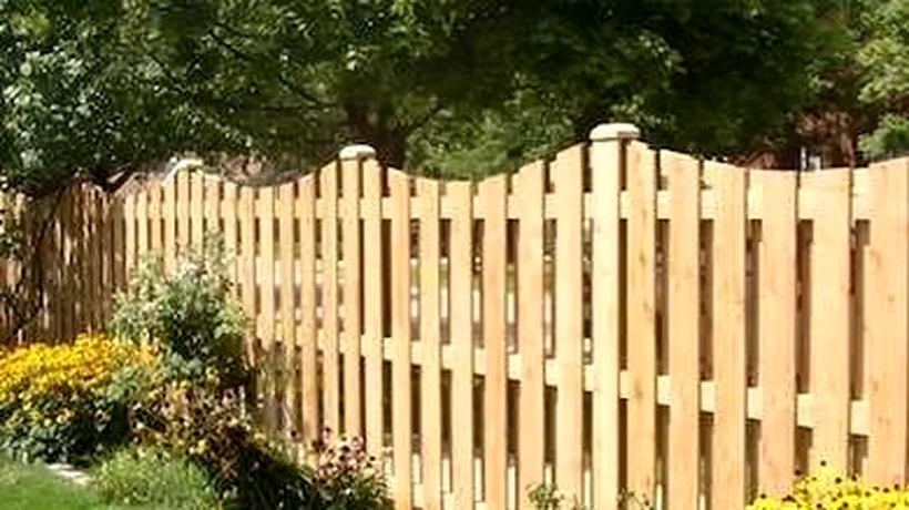 CÂT DE ÎNALT poate fi gardul din fața casei! Înălțimea acestuia, motiv de dispută între vecini. Ce spune Codul Civil
