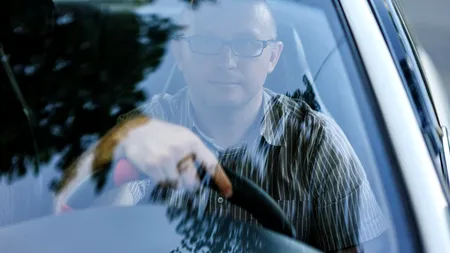 Un bărbat a picat de 12 ori examenul pentru obținerea permisului auto. A 13-a oară a angajat o SOSIE și a trimis-o în locul lui