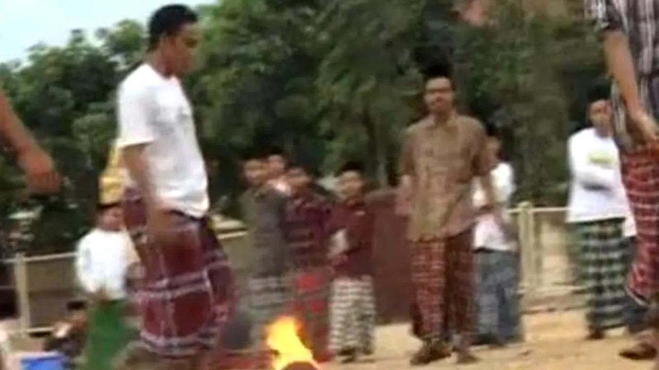 Fotbalul cu mingea de foc, jocul menit să-i întărească pe băieții din Indonezia. VIDEO
