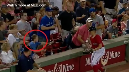 Un băiat prinde o minge la un meci de baseball. Ce a urmat a lăsat fără cuvinte un stadion întreg. Retrospectivă 2014