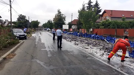 Accident neobișnuit în Vâlcea: O femeie a fost rănită după ce lăzile de bere dintr-un TIR au căzut peste ea | VIDEO