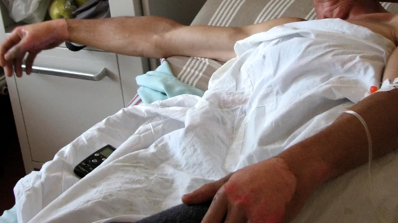 SE ÎNTÂMPLĂ ÎN ROMÂNIA. Muncitor în stare gravă la spital, după ce a sărit din mers dintr-o mașină condusă de un șofer beat