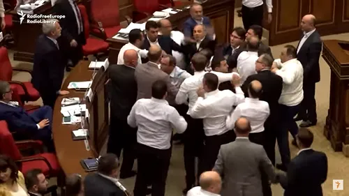 VIDEO. Bătaie în parlamentul din Armenia. Deputații s-au lovit cu pumnii și cu picioarele