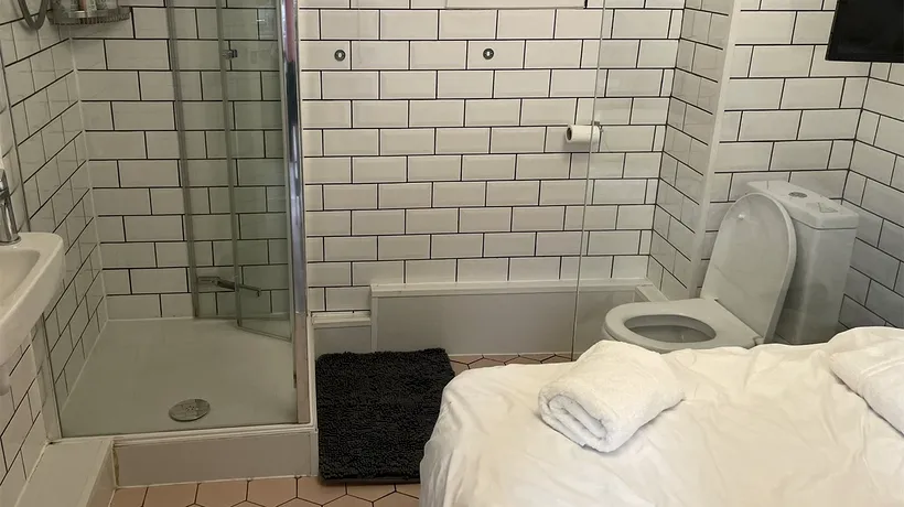 Un turist a închiriat o cazare în LONDRA, prin Airbnb. Când a ajuns, a avut șocul vieții: Camera era, de fapt, o toaletă!