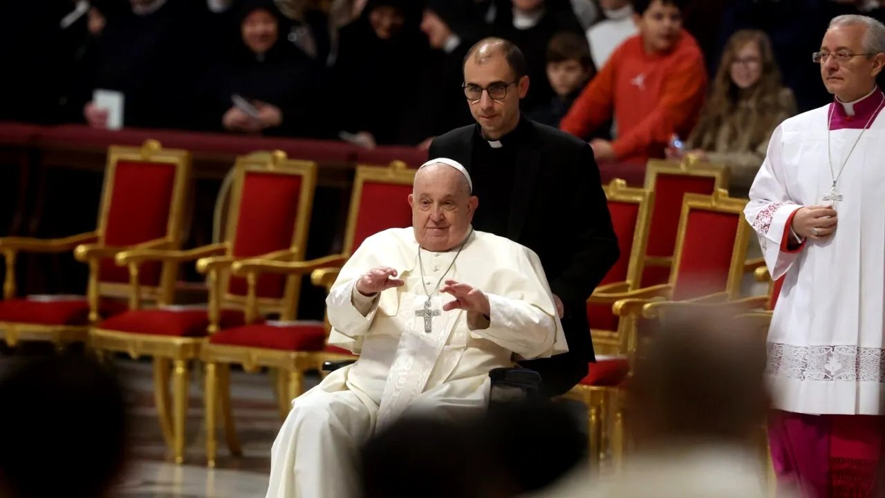 Sicriul Papei Francisc va fi depus în CAPELA reședinței sale. Ceremonia, prezidată de cardinalul Farrell, camerlengo al Sfintei Biserici Romane