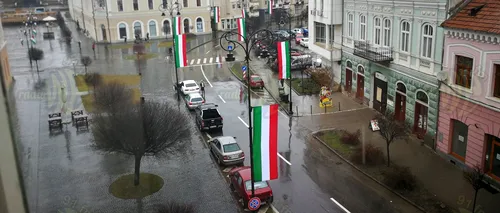 Primăria Sf. Gheorghe refuză să arboreze steagul României: Nu am arborat drapelul Ungariei. Sunt doar niște panglici