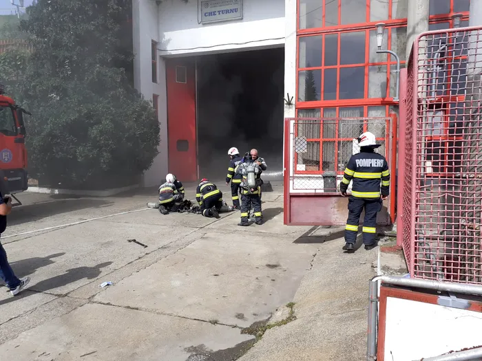 FOTO - VIDEO | Incendiu la Hidrocentrala Turnu din Călimănești, Vâlcea / Nu se poate acționa cu apă, ci doar cu stingătoare cu pulbere / Avaria nu afectează alimentarea cu energie / Sursa foto: ISU Vâlcea