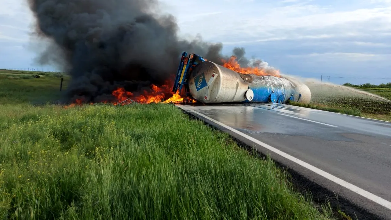 Accident grav în Brăila. O autocisternă s-a răsturnat şi a luat foc (GALERIE FOTO)