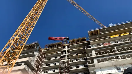 Un muncitor a căzut de la etajul 9 și încă este în viață. Unde s-a întâmplat accidentul - VIDEO