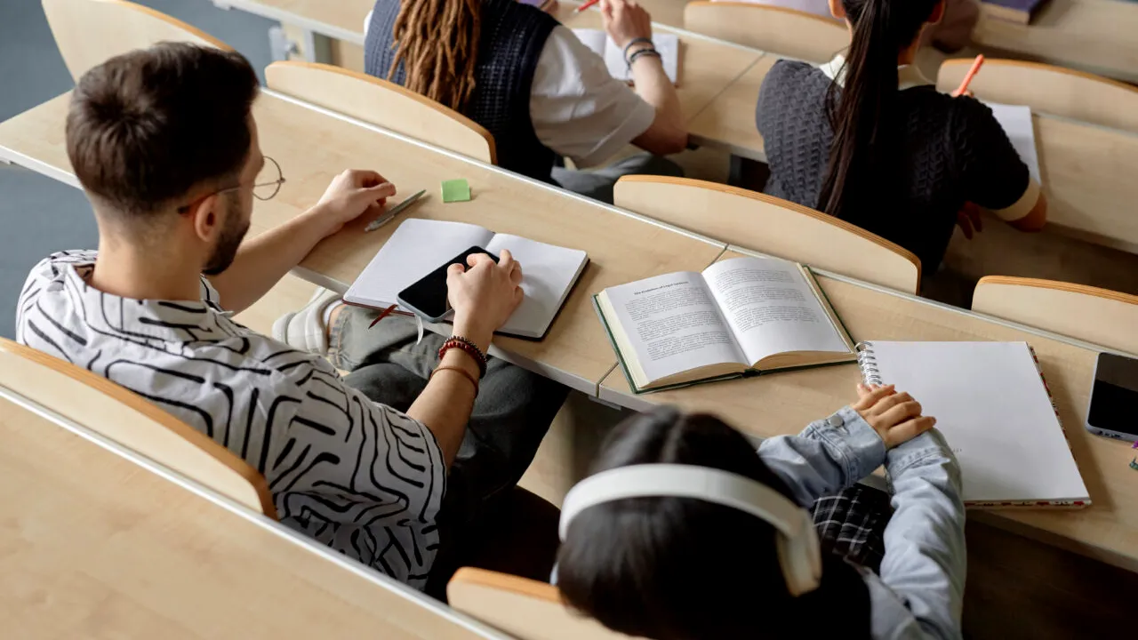 Guvernul amână introducerea codului QR pe DIPLOME. „Dezvoltarea unui astfel de sistem trebuie să respecte cerințele de securitate”