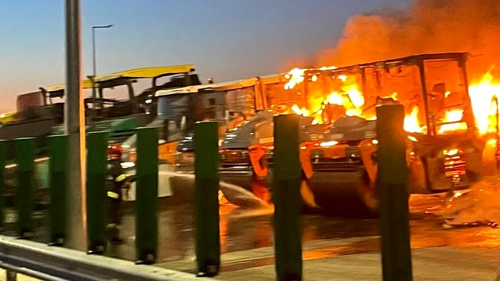 VIDEO | Patru utilaje de asfaltare de pe șantierul Drumului Expres Craiova-Pitești au luat foc, între Balș și Pielești. „Au fost distruse în proporție de aproximativ 70%”