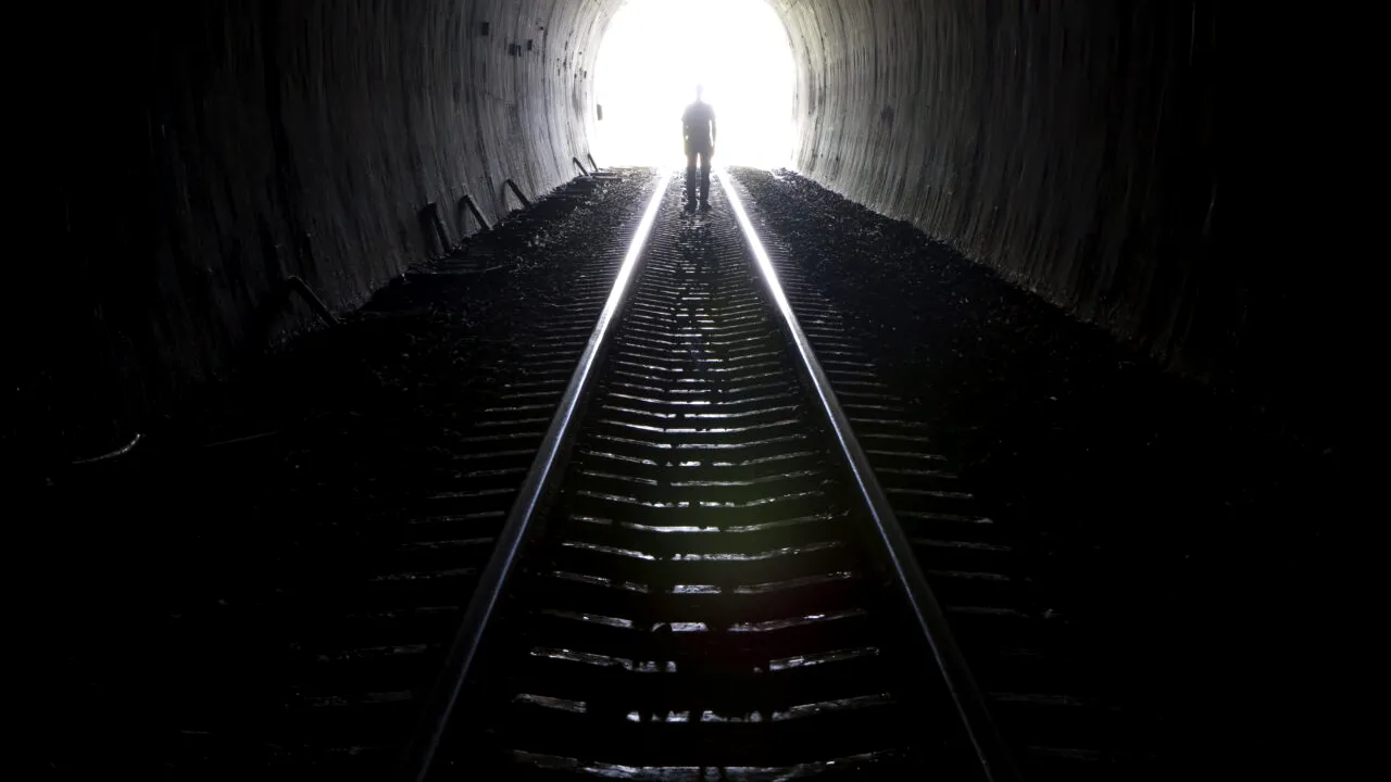 Tunelul bântuit din România: FANTOMA unui inginer care și-a pierdut viața în ziua inaugurării încă se plimbă de 100 ani, purtând două fire electrice