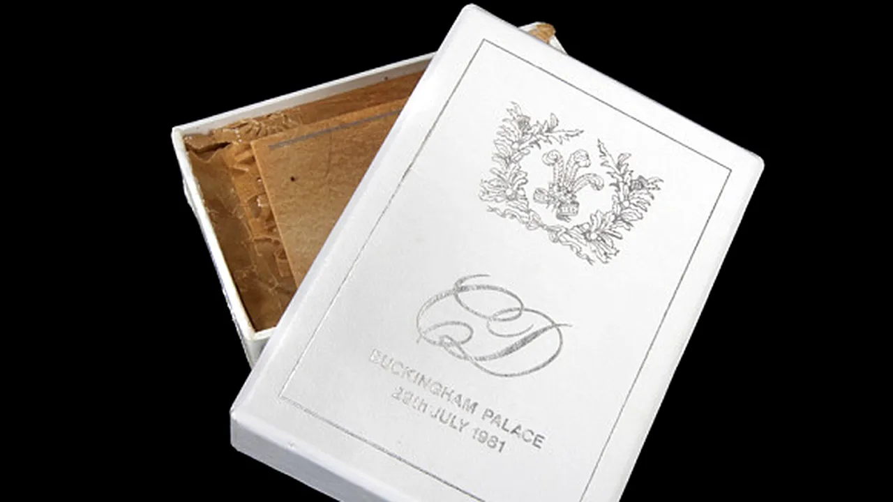 O felie de tort din 1981, scoasă la licitație. Motivul pentru care prețul pornește de la 1.100 de dolari