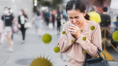Experții din sănătate avertizează: Distanțarea socială nu este eficientă în limitarea răspândirii SARS-CoV-2! Virusul poate supraviețui peste 16 ore în aer - VIDEO
