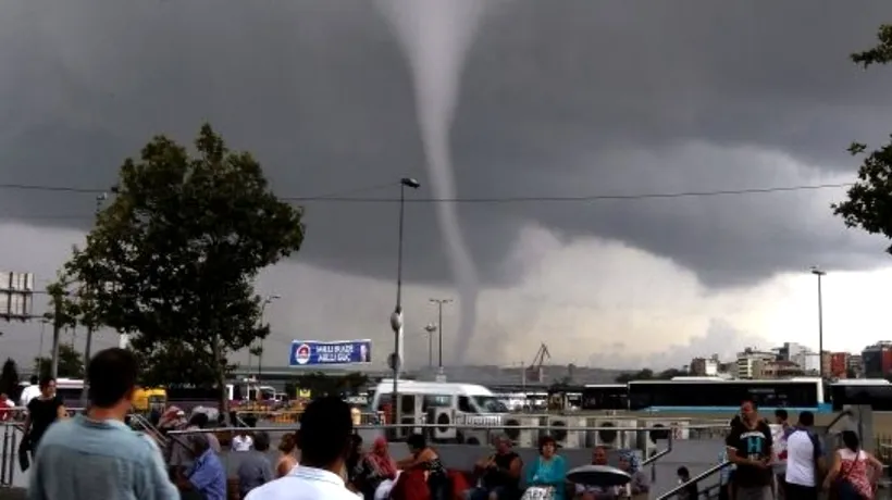 Mai mulți copii, luați pe sus de tornadă în curtea unei școli 