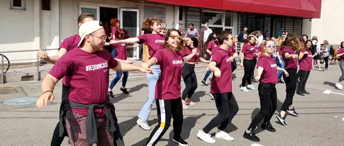 Flash mob al studenților din Cluj prin care îi încurajează pe oameni să se implice în ecologizare și să iasă la vot - VIDEO