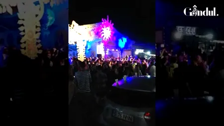 EXCLUSIV. Cum să nu iei coronavirus de AICI? Dezmăț total în Vama Veche, unde zeci de tineri s-au călcat în picioare, toți „într-un dans” / VIDEO cu petrecerea de pomină
