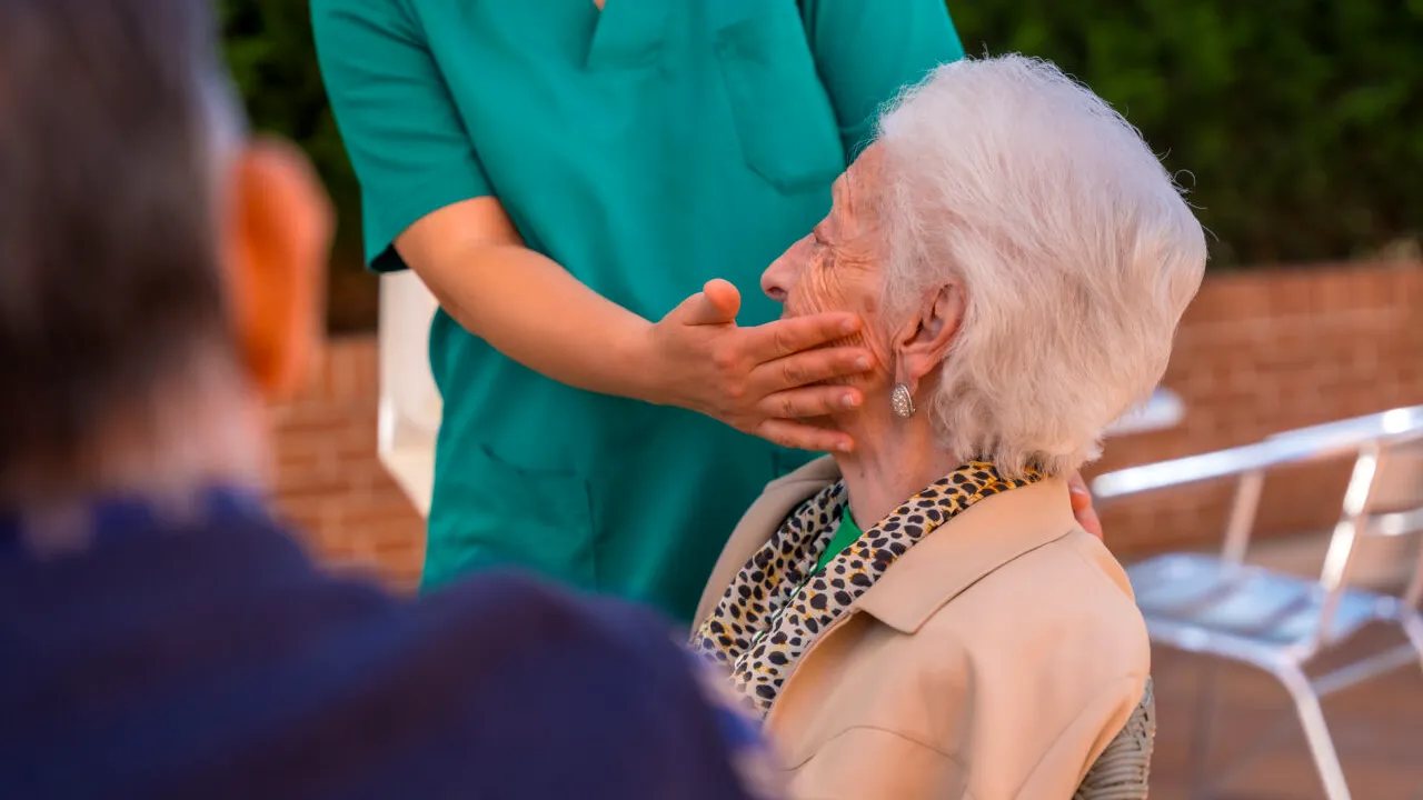 Care este PENSIA unei badante romance în Italia, după 20 de ani de muncă: „Oare a meritat...”