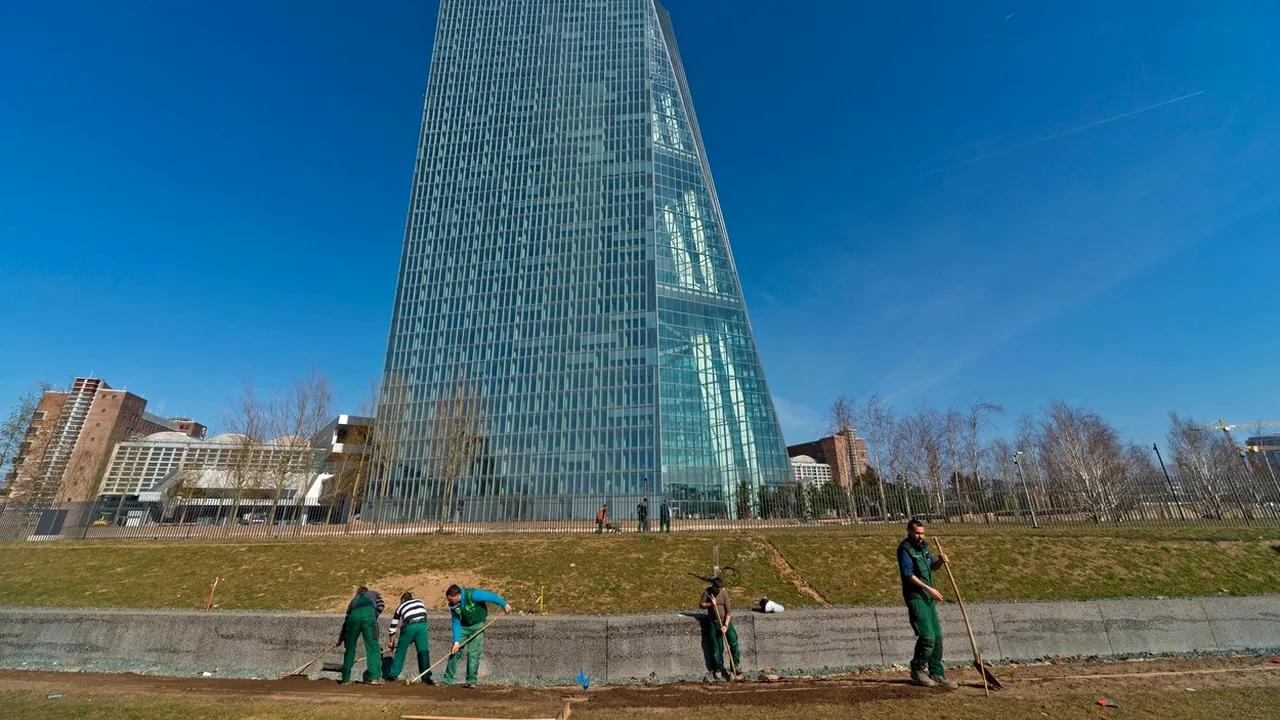 Cererea pentru CREDITE este în scădere în Uniunea Europeană, în contextul politicii monetare stricte