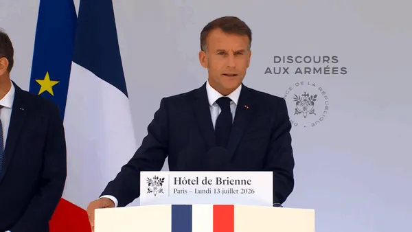 Emmanuel Macron afirmă că Franța este pregătită să apere „libertatea și statul de drept”, „chiar cu prețul sângelui”. „Trebuie să ne pregătim pentru războaiele viitoare“