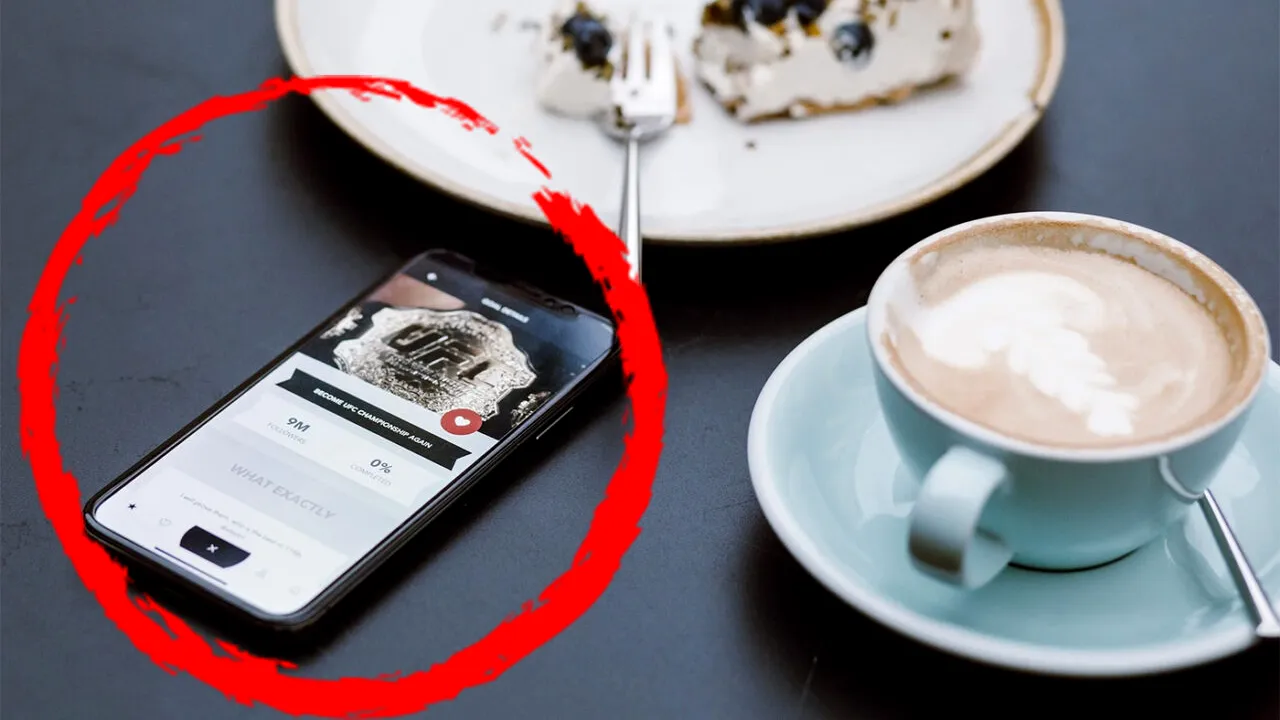 Ce înseamnă dacă îți ții telefonul pe masă, în restaurant sau în baruri? Ce spun experții în psihologie