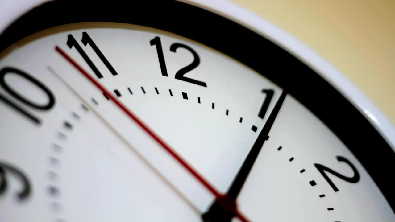 România trece la ORA DE VARĂ: ora 03:00 devine ora 04:00/Prof.dr. Vlad Ciurea explică în ce fel ne afectează sănătatea