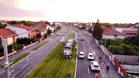 O bătrână a rămas fără brațul stâng după ce a FORȚAT ușile tramvaiului în care se afla, pentru a coborî între stații, dar a alunecat și a căzut sub el