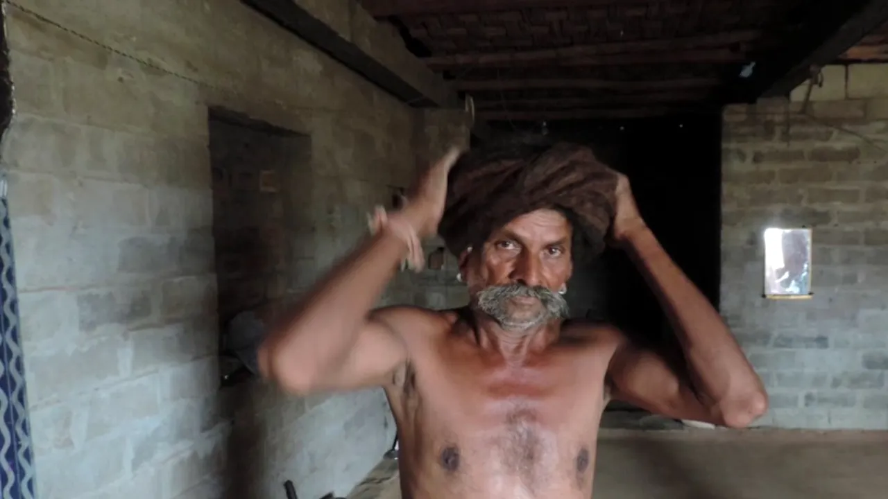 Bărbatul care nu s-a tuns de zeci de ani. Cât măsoară părul lui acum