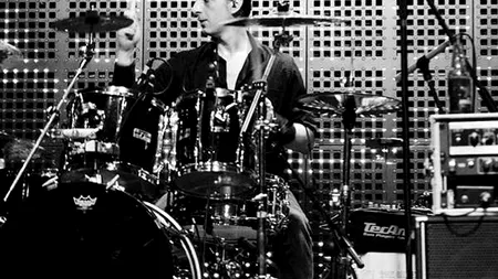 Deși Guvernul a anunțat că va deconta toate cheltuielile, toboșarul trupei Googbye to Gravity nu poate din dus în Franța pentru că nu este asigurat