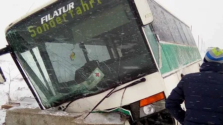 Un microbuz cu opt oameni a intrat într-un cap de pod, în Suceava 