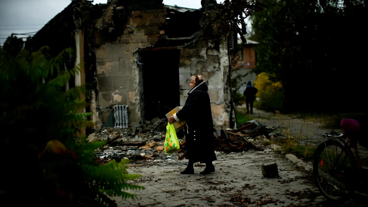 LIVE TEXT | Război în Ucraina, ziua 235. 11 persoane au fost ucise de persoane înarmate, într-o bază de antrenament rusă. Clădirea administrației din Donețk a fost bombardată