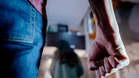 Un ieșean și-a snopit în bătaie COPILUL cu dizabilități chiar sub ochii soției sale. Femeia a filmat întreaga scenă și a publicat clipul pe YouTube