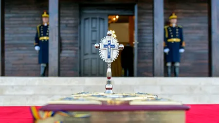 VIDEO. Slujba de Înviere oficiată de preoți militari, transmisă online. / Ciucă: În vremuri de pericol, întindem o punte de Lumină Sfântă între militari şi familiile lor. / Mesaje emoționante din misiunile externe: Și nu uitați, stați în casă!