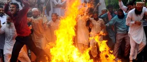 Un pakistanez care protesta împotriva SUA A MURIT după ce a inhalat fumul de steagurile americane incendiate