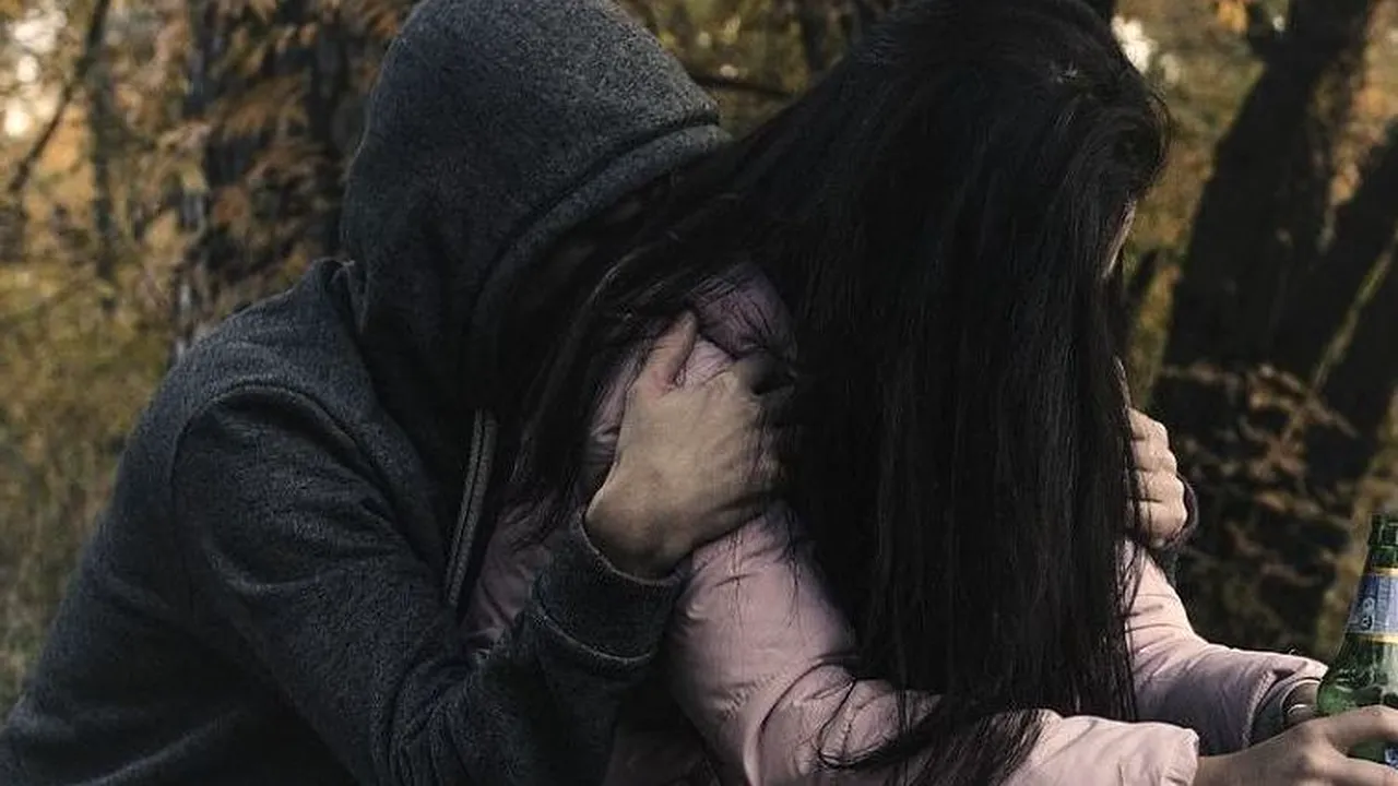 Calvarul unei românce plecate la muncă în străinătate: „Nu puteam dormi, ieșeau viermii din pat. Îmi turnau și alcool în mâncare” (EXCLUSIV)