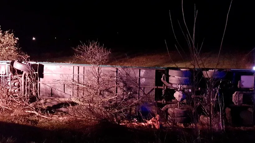 Un autocar cu 70 de pasageri  S-A RĂSTURNAT în județul Hunedoara: 1 mort și 32 de răniți