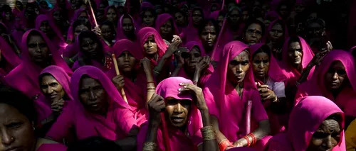 Cine sunt Banda Gulabi, femeile în roz care își fac dreptate cu bastonul