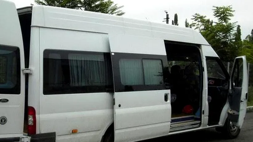 Un microbuz cu capacitate de 16 persoane transporta 36 de pasageri în județul Suceava