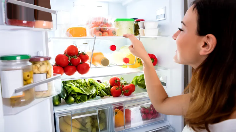 Ce se întâmplă dacă pui mâncarea CALDĂ în frigider. Pericolul din spatele acestui gest banal